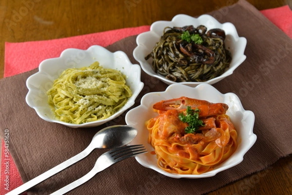 Obraz トマトパスタとイカ墨パスタとバジルのパスタ