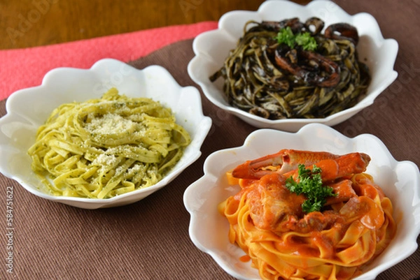 Fototapeta トマトパスタとイカ墨パスタとバジルのパスタ
