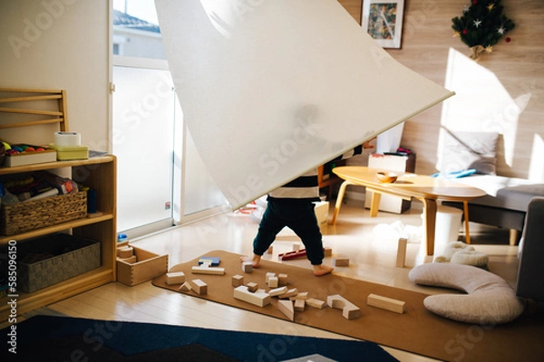 Obraz おもちゃが散乱した子供部屋で遊ぶ子供