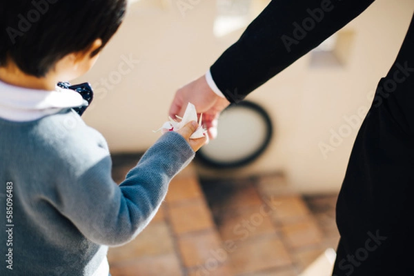 Obraz 花びらを持つ子供と大人の手