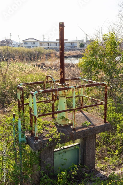 Fototapeta 日本の岡山県岡山市で見つけたとても古い錆びた水門