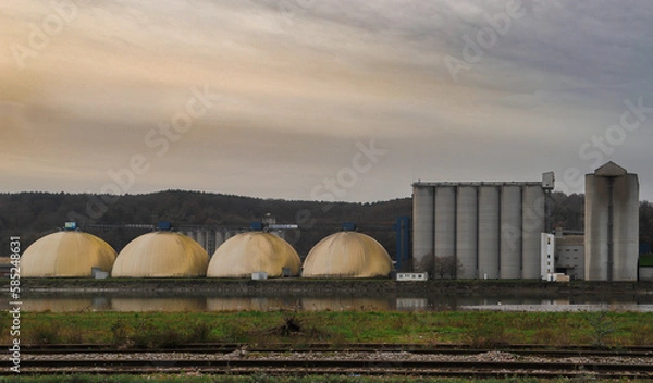 Fototapeta zone industrielle usine avec trois sphères et turbines 