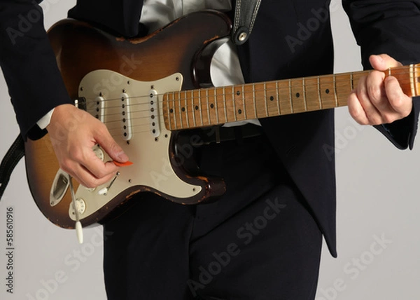 Fototapeta エレキギターを弾く男性の手元