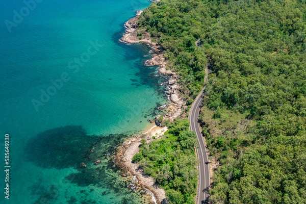 Obraz The amazing Captain Cook Highway where the rainforest meets the reef