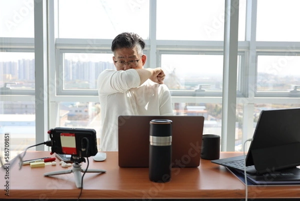 Fototapeta 코로나 시대에 사무실에서 기침 하는 방법