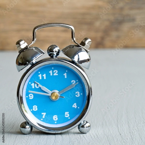 Obraz wecker vor holzhintergrund