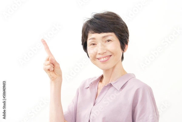 Fototapeta 左を指差す中年女性　白背景