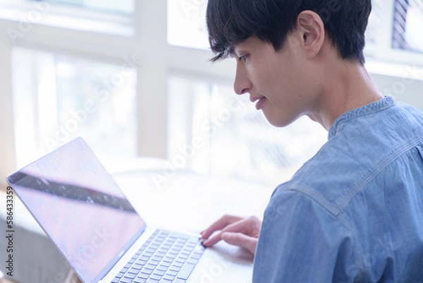 Obraz パソコンを操作する男性