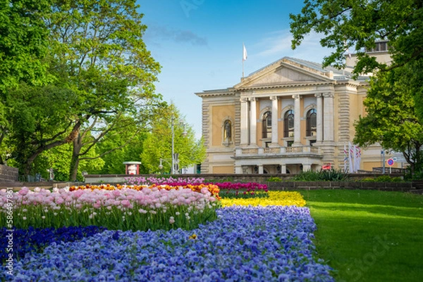 Obraz Oper in Halle Saale mit Blumenbeet im Frühling