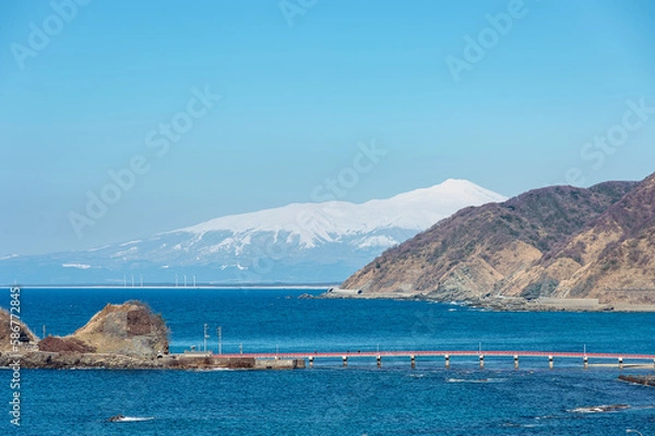 Fototapeta 【山形県鶴岡市由良海岸】春、由良港北側の展望所からは白山島、白山橋、まだ残雪に覆われた鳥海山が遠望できる。