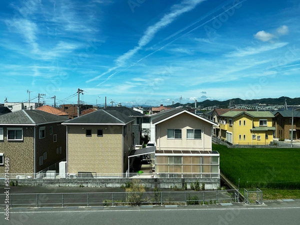 Obraz 飛行機雲のある街並み