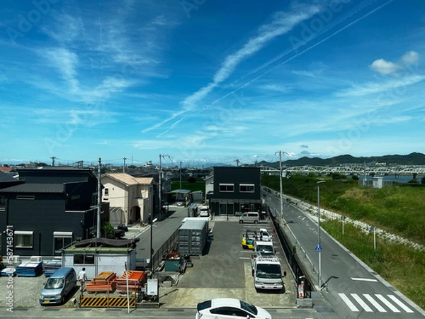 Obraz 飛行機雲のある街並み