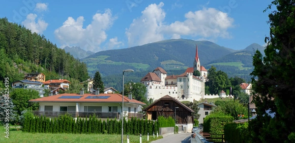 Fototapeta Probsteikirche Mariä Himmelfahrt Ehrenburg in Italien - Parrocchia di Casteldarne