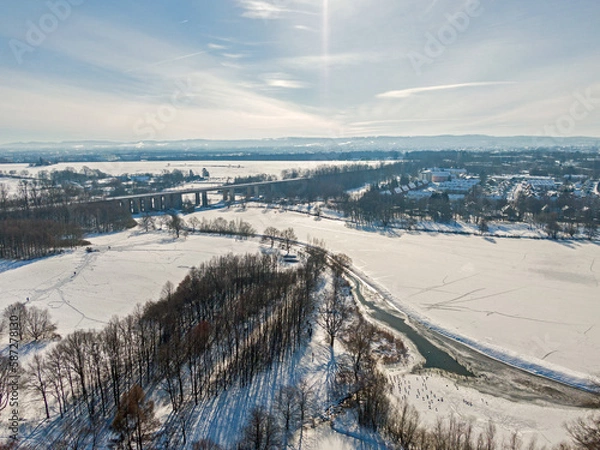 Fototapeta Obersee Schildesche in Bielefeld eingefroren bei Schnee im Winter Panorama Lanschaft von oben Luftaufnahme