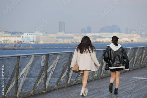 Obraz 大桟橋を歩く若い二人の女性