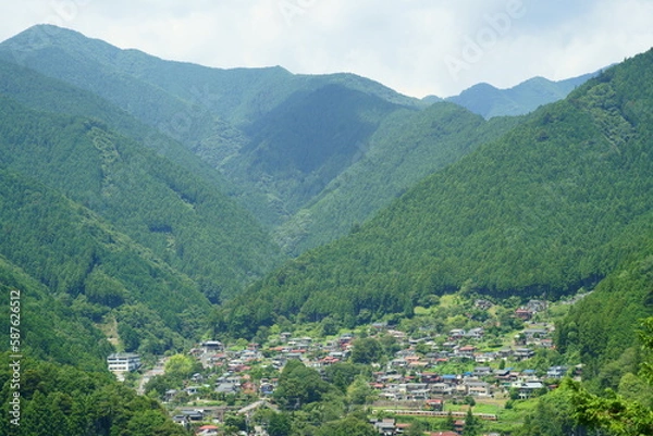 Fototapeta 山間の村