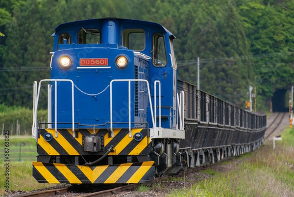 Fototapeta 石灰石を運ぶ貨物列車