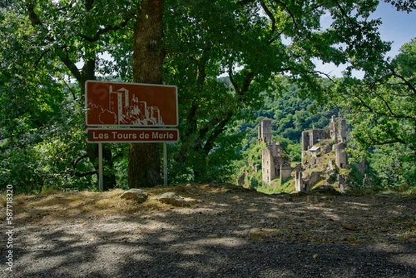 Obraz Les Tours de Merle (English : Towers of Merle). Beautiful ancient medieval fortress in Corrèze,  France. Ruins of a middle-age castle.