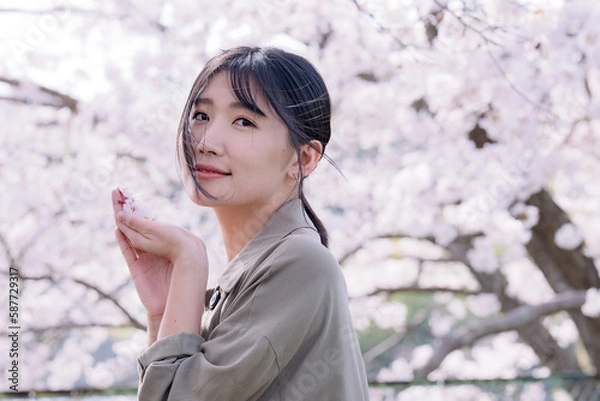 Fototapeta 桜に願い事をする女性３