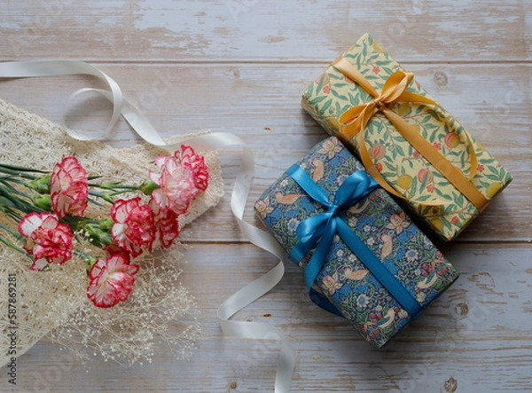 Obraz プレゼントのイメージ：母の日の赤いカーネーションとかすみ草の花束