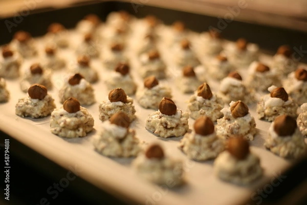 Fototapeta Haselnuss-Makronen auf dem Backblech (Weihnachtsgebäck)