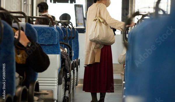 Fototapeta 朝の通勤電車内の風景