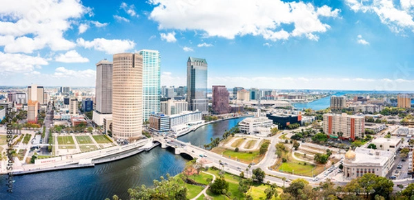 Obraz Panorama lotnicza Tampy na Florydzie. Tampa to miasto na wybrzeżu Zatoki Perskiej w amerykańskim stanie Floryda.