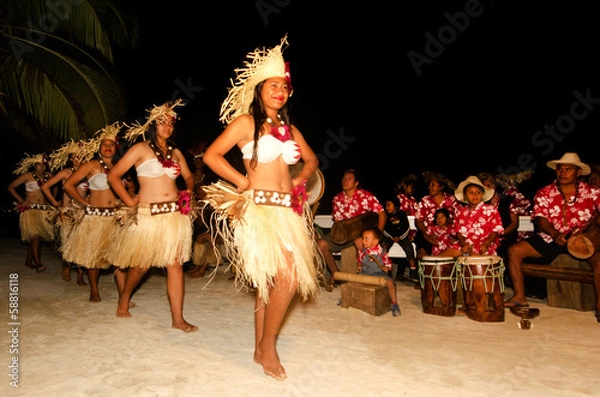 Fototapeta Młodzi tancerze Tahitian Woman Polinezyjskiej Wyspy Pacyfiku