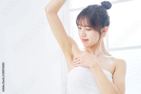 Fototapeta 脇の下のケアに悩む若い女性