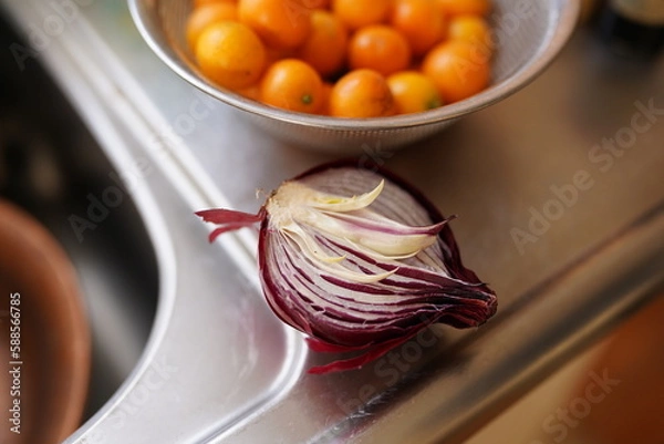 Fototapeta 赤玉ねぎ　成長した　金柑　料理　芽が出た コピースペース