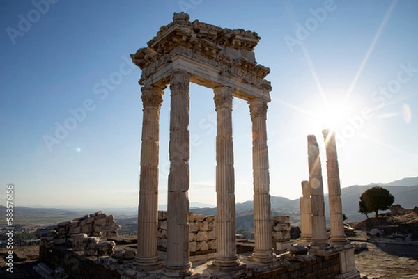 Fototapeta Ruins of the Temple of Trajan the ancient site of Pergamum (Pergamon). Izmir, Turkey. Ancient city columns with the sun in the background.