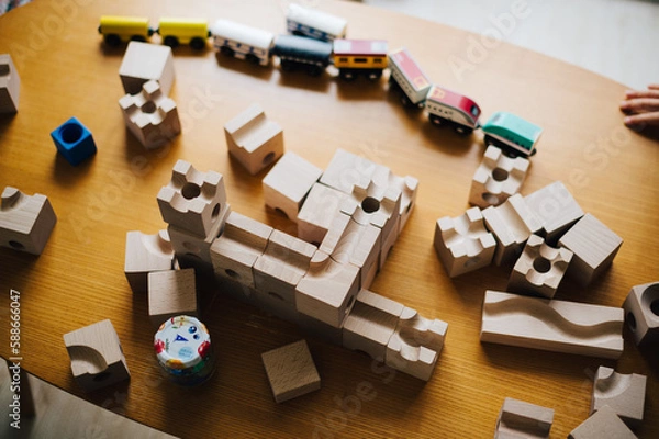 Obraz 机の上に散乱するおもちゃ