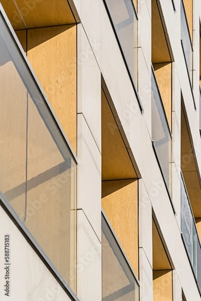 Obraz Detal na budynek wielorodzinny w centrum miasta. Duża ilość kondygnacji. Balkony i loggie. Słońce w mieście