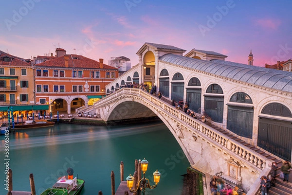 Fototapeta Venice, Italy at the Rialto Bridge over the Grand Canal