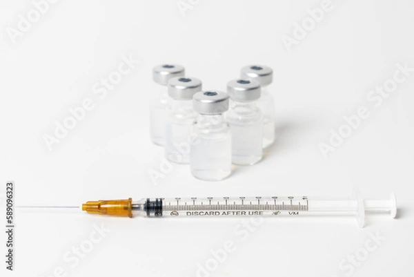 Fototapeta Impfspritze mit Impfstoff