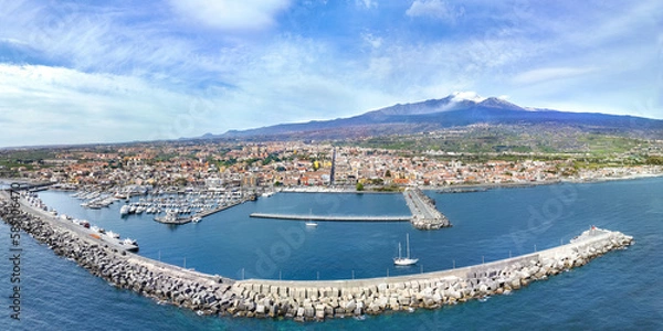 Fototapeta Sicilia - vista aerea  di Riposto dall'alto sul porto con Etna sullo sfondo e cielo blu