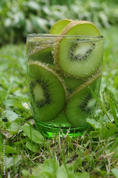 Obraz kiwi w szklance