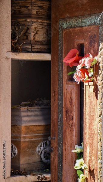 Obraz cementerio catolico con cruz en tumba