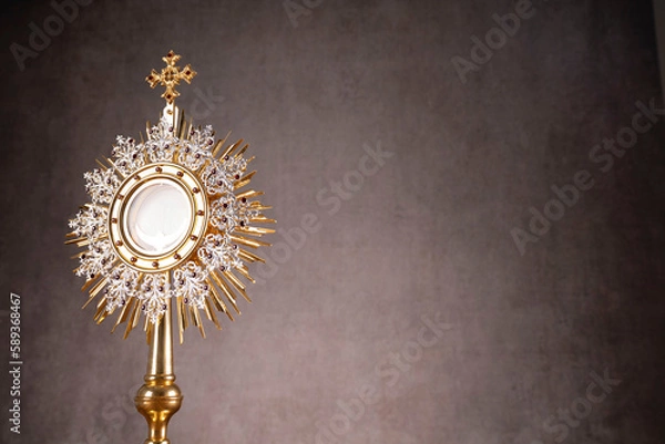 Fototapeta Catholic religion concept. Easter.The monstrance and golden chalice on gray background. 