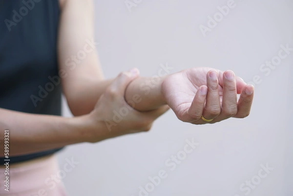 Fototapeta Asian women have muscle weakness and numbness in their arms.