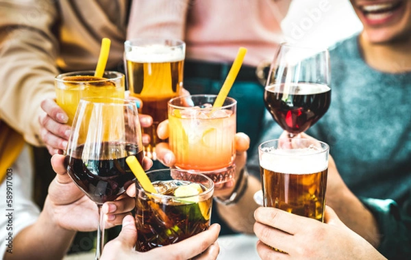 Fototapeta Przyjaciele ręce Toaste Fantazyjne koktajle - Młodzi ludzie bawią się razem, pijąc piwo i wino w Happy Hour - Koncepcja czasu w stylu życia w stylu społecznościowym na żywo filtra - skup się na Dolnej Kubie Libre Drink