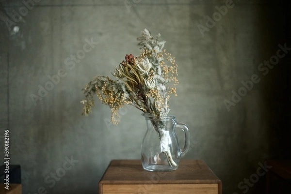 Fototapeta ガラスの水差しに入れたドライフラワーのスワッグ