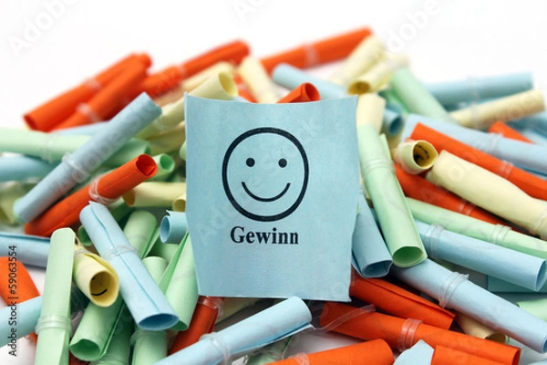 Obraz Gewinnerlos vor weißem Hintergrund horizontal