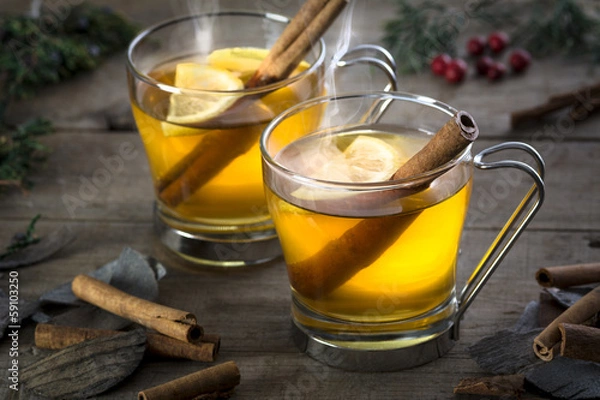 Obraz Dwa Hot Toddy Cocktail Drinks z Cynamonem i Cytryną