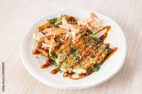 Fototapeta とうふミール、とうふ粉、高野豆腐、粉豆腐、長芋、長いも、お好み焼、ネギ、ねぎ、葱、ふわふわ、お好み焼きソース、ソース、かつおぶし、青のり、青粉、料理、食事、軽食、トーフミール、糖質オフ、低カロリー、栄養、家庭料理、野菜、穀物、粉とうふ、和食器、鰹節、緑色、ベジタブル、お好みソース、食、和食、日本食、おいしい、お好み焼き風、美容、ダイエット、食生活、健康、健康食材、アップ、料理素材、根菜、物撮り、日