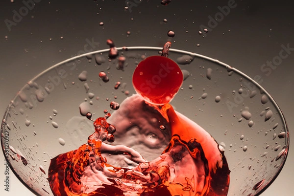 Obraz Kirsche fällt in roten Drink 2