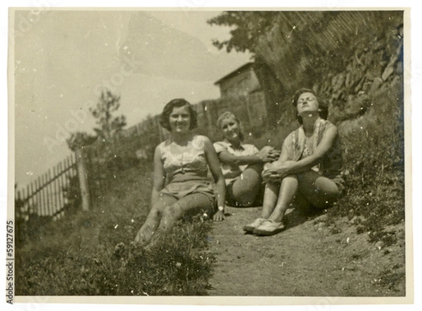 Obraz Dwie dziewczyny opalają się na słońcu - około 1950