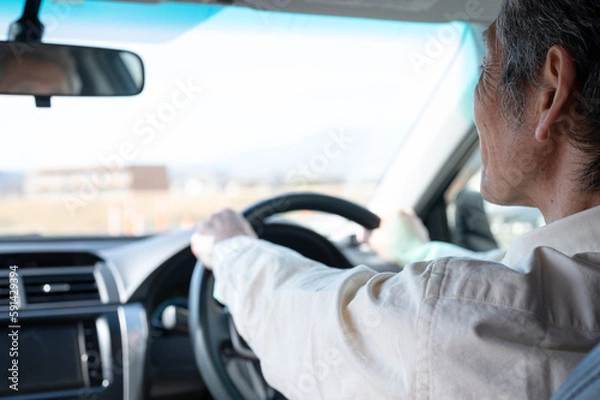Obraz 車を運転するシニアドライバー　高齢者