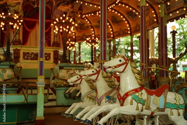Obraz メリーゴーランド、乗り物、アトラクション、遊園地、日本、東京、練馬、ノスタルジー、馬、白馬、入口、看板、エントランス、動物、パンダ、天使、ゴールド、回転、木馬、回転木馬、馬車、プレイランド、子供、キッズ、懐かしい、レトロ、