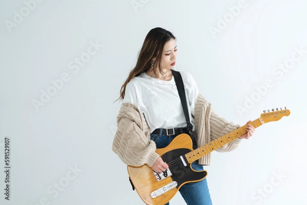 Fototapeta ギターを弾く女性